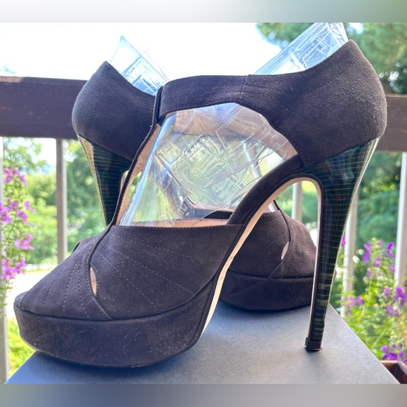 Ron Donovan Bespoke Suede T-Strap Peep Toe Stiletto
Size 10
Handmade in Italy - Picture 6 of 11